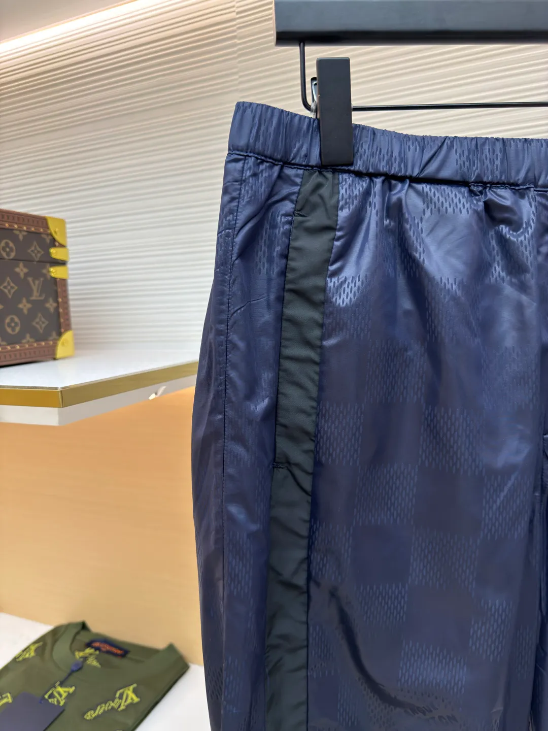 LOUIS VUITTON dark pattern checkerboard sweatpants ●Authentic product: 10800 purchase and development ●Item number: 1680589-A75 ●Fabric: nylon jacquard cloth ●Technology: fabric splicing ●Version: fitted version ●Weight: about 225 grams ●Size: 46-48-50-52 ●Description: Customized checkered technical nylon jacquard fabric, fine mesh, fabric splicing, customized 1:1 zipper Trademark, the overall wiring is straight and delicate, the fabric is comfortable and soft, the color is consistent and there is no color difference. It can be matched with the same style to create a fashionable look and control various occasions. Customized accessories, complete with three labels, same style for men and women!